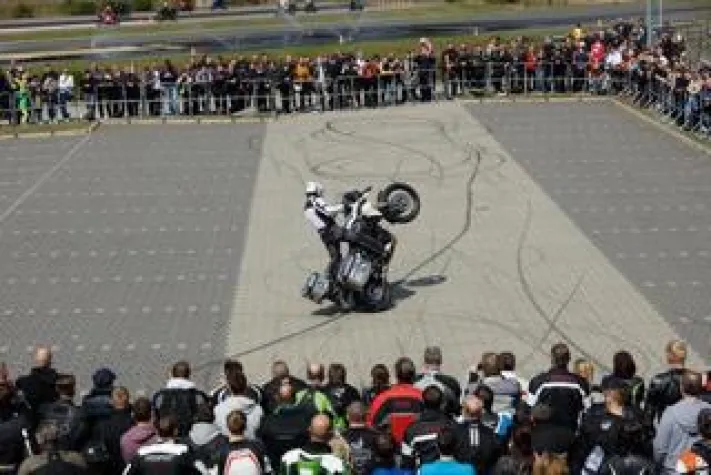 Bild: 4.500 Motorradbegeisterte feiern StartUp Day in Linthe