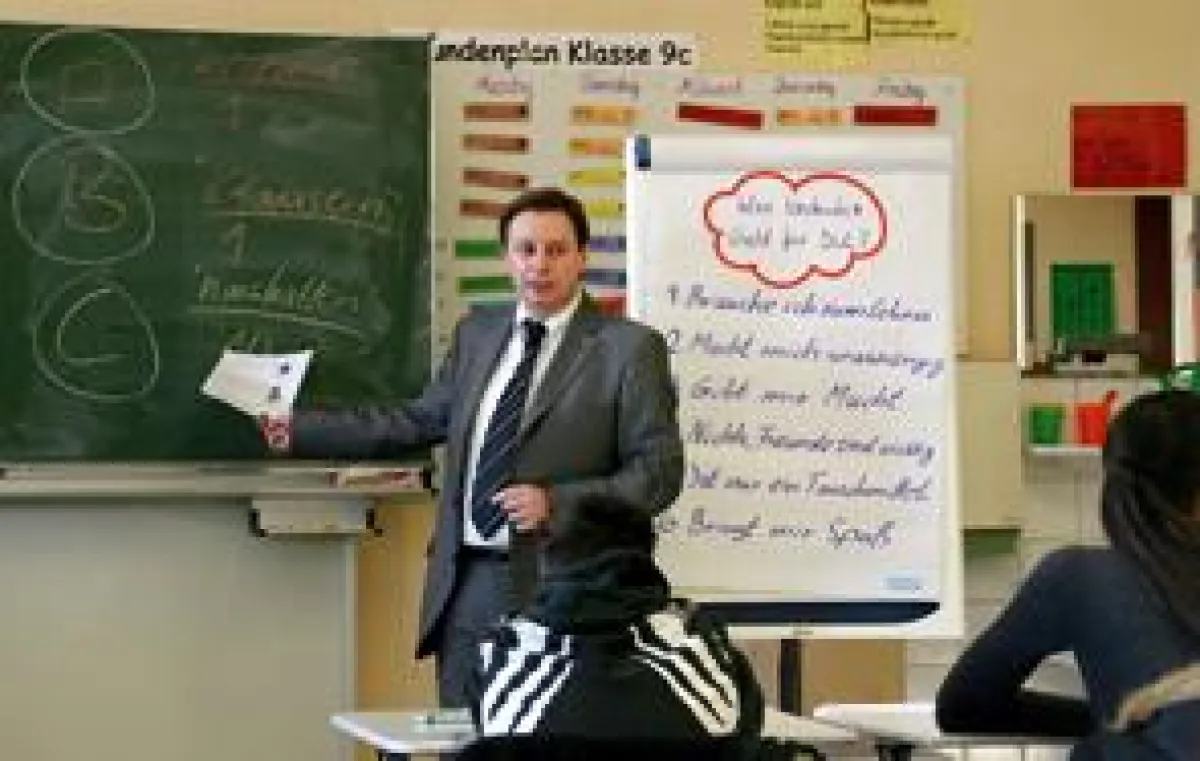 Haushaltsplan statt Rechenheft: Wie die Schüler mit ihrem Geld umgehen, ermittelt Guido Pabst (Spezialist Online-Kredite, CreditPlus Bank) an der Stuttgarter Friedensschule beim Geldtypentest. (Foto: 