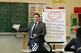 Schufa-Formular auf der Schultafel Bild: Schufa-Formular auf der Schultafel
