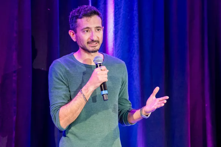 Bild: Persönliches Wachstum: Ferit Koc aus Bielefeld inspirierte beim International Speaker Slam in Wiesbaden