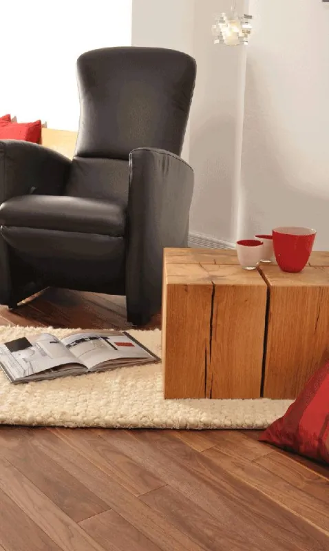 Kombination aus Nussbaum-Parkett mit Blockhausmöbel und Relaxsessel