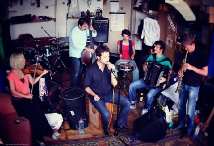 Bild: Klezmer Band „Di Meschugeles“ feiert ihr Debüt in Kanada