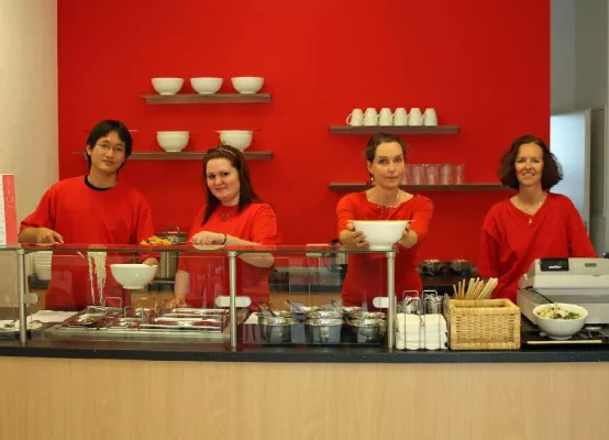 Bild: Leckere Suppen und frische Salate für die gesunde Zwischenmahlzeit - Neuer Okinawa Suppen Shop in Frankfurt/M.