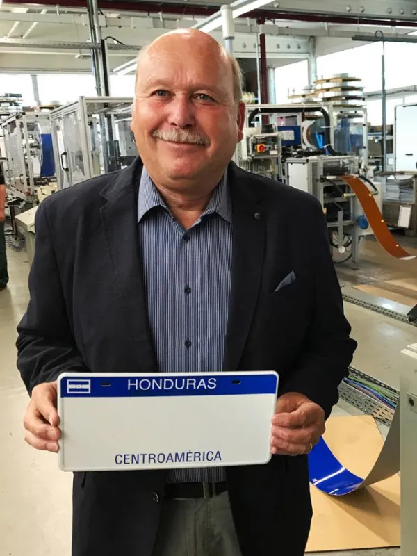 Dietmar Moenning, Geschaeftsfuehrer von Tönnjes E.A.S.T. mit einem IDePLATE aus Honduras, wo das Sys