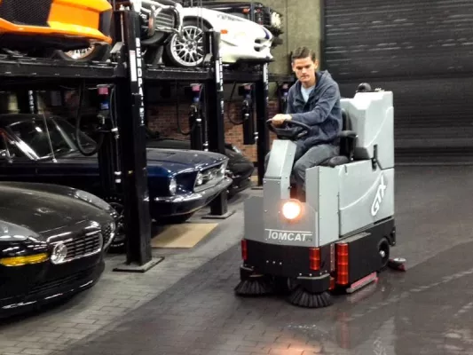 Bild: Aufsitz Scheuersaugmaschinen für die Reinigung von großen Bodenflächen