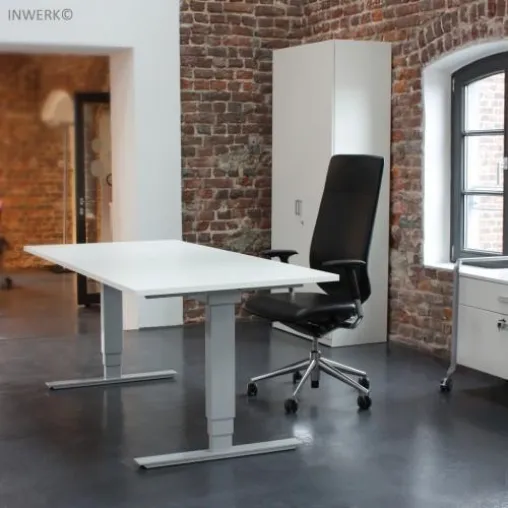Bild: Neuer Steh-Sitz-Tisch „MASTERLIFT“ von Inwerk