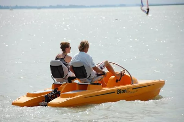 Bild: BionX präsentiert das erste WaterPedelec SeaScape12 auf der Klimamobility 2011 in Bozen