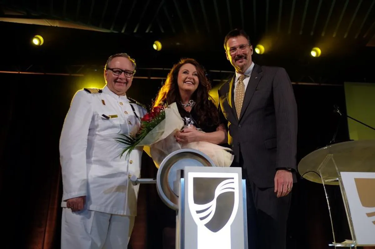Taufzeremonie mit Kapitän Mark Dexter, Taufpatin Sarah Brightman, Seabourn Präsident Richard Meadows