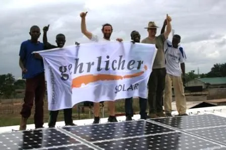 Bild: Sonne ist Energie ist Bildung: Gehrlicher installiert Off-Grid-Anlage (7,5 kWp) im Kongo