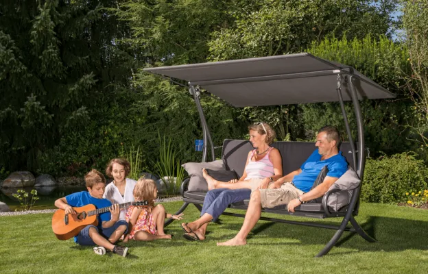 Bild: Hollywoodschaukeln im Garten: Nachhaltigkeit trifft auf Komfort und modernes Design