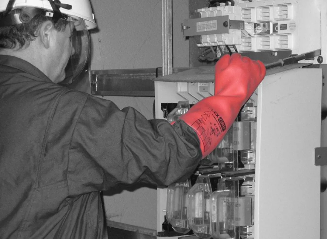 Die Isolierhandschuhe von Regeltex bieten Elektrikern Schutz bis zu 36.000 Volt.