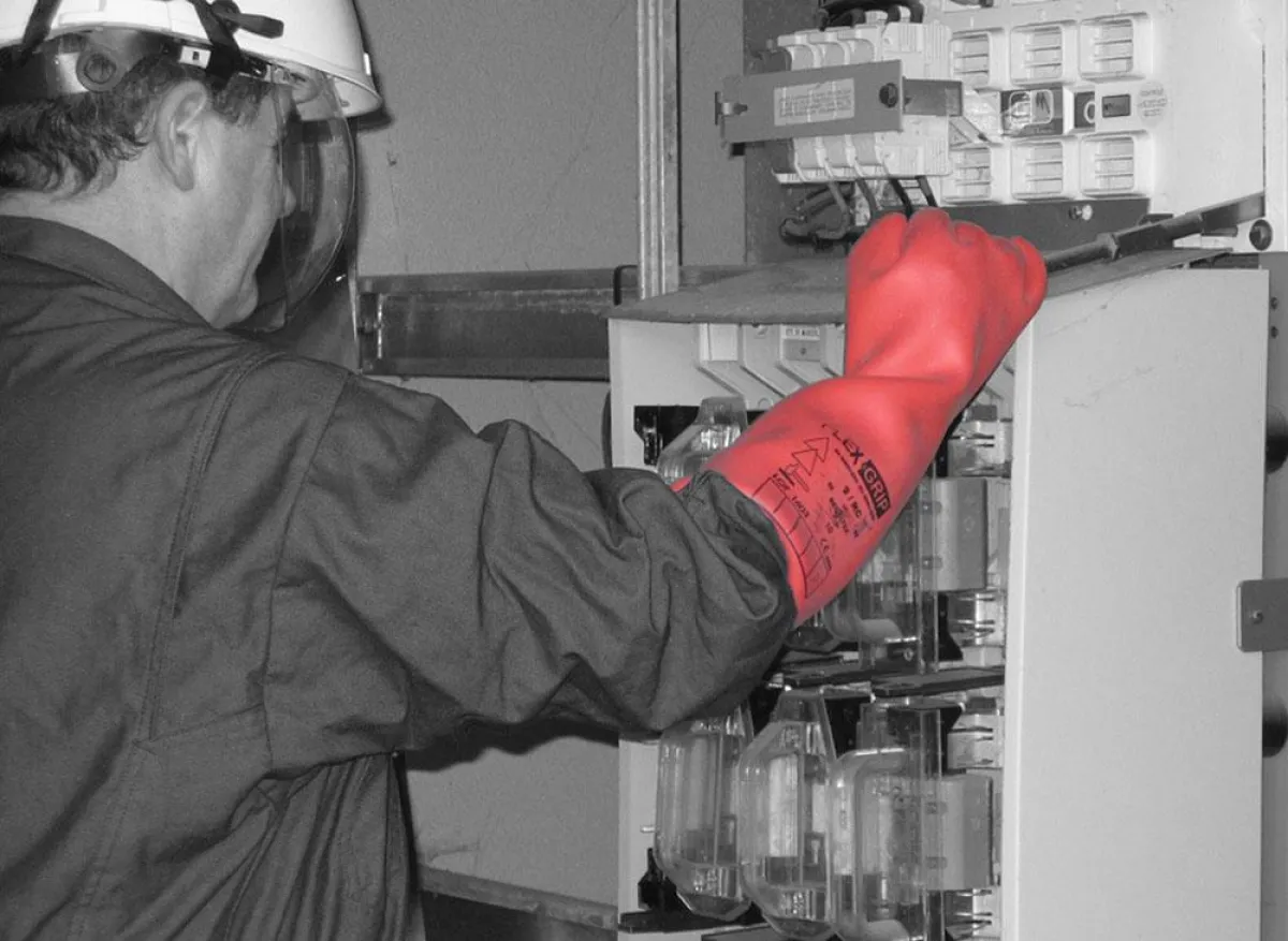 Die Isolierhandschuhe von Regeltex bieten Elektrikern Schutz bis zu 36.000 Volt.