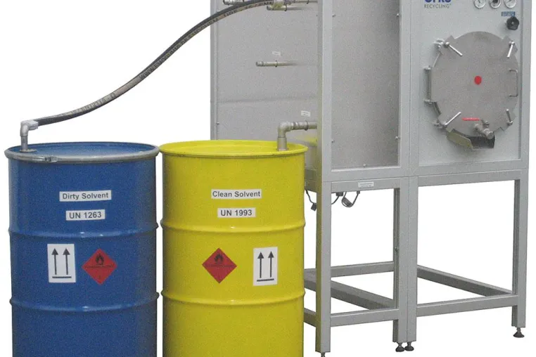 Bild: COMPACT reinigt Lösemittel - Recyclinganlage für brennbare Lösungsmittel