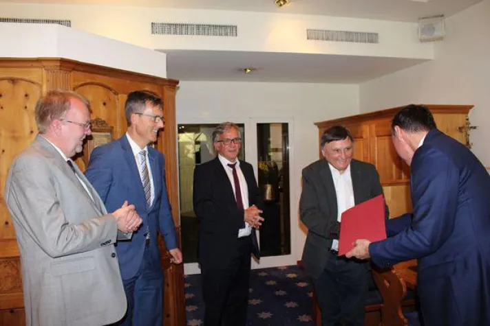 Bild: Stiftung Liebenau verabschiedet Aufsichtsrat Emil Nisple mit Ehrenzeichen