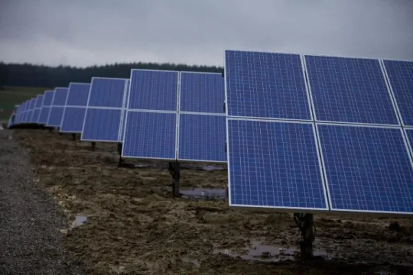 Solarpark Deubach geht mit knapp 3 Megawatt Leistung im schwäbischen Wettenhausen in Betrieb Bild: Solarpark Deubach geht mit knapp 3 Megawatt Leistung im schwäbischen Wettenhausen in Betrieb