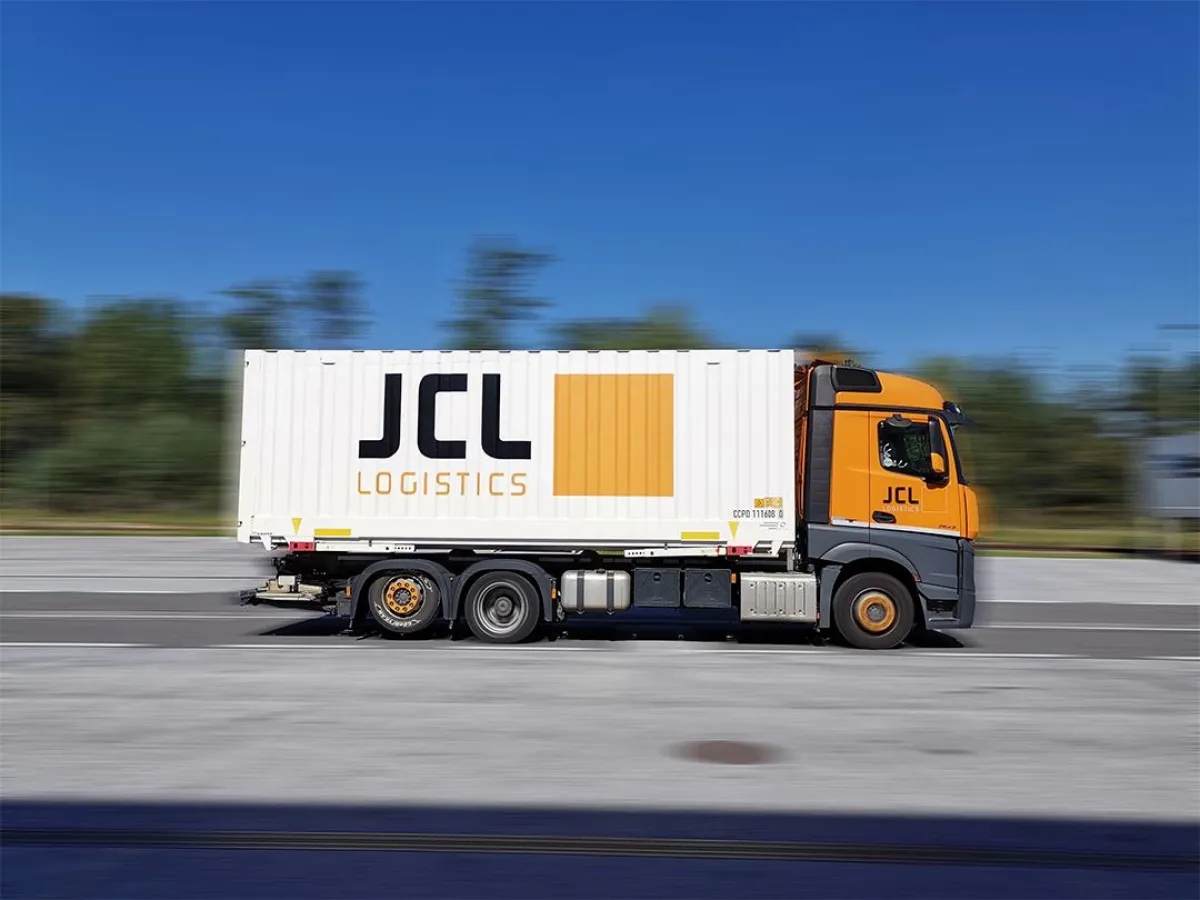 JCL Home Delivery Plus: Lieferung im Zwei- bis Viermannhandling und vielen Zusatzleistungen.
