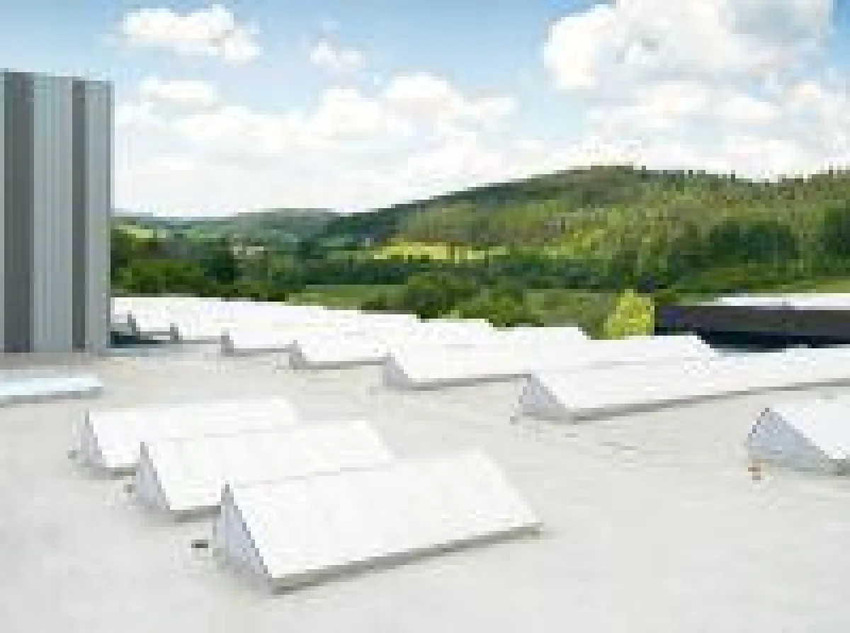 Um eine gute Ausleuchtung im Neubau zu erreichen, wurden insgesamt 56 Sattellichtbänder eingebaut. Foto: JET-Gruppe