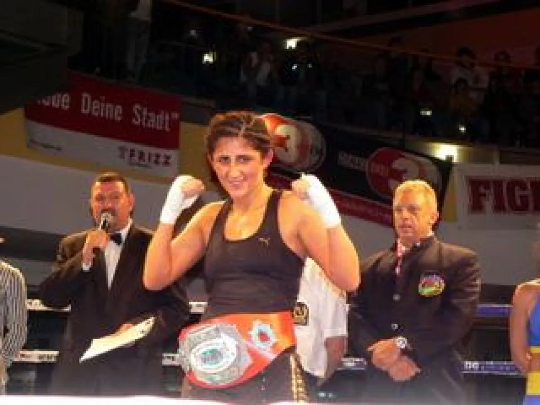 Neu-Ulmerin Rola El Halabi errang Sonntagnacht im Blautal-Center in Ulm den Europameister-Titel im Frauenboxen.