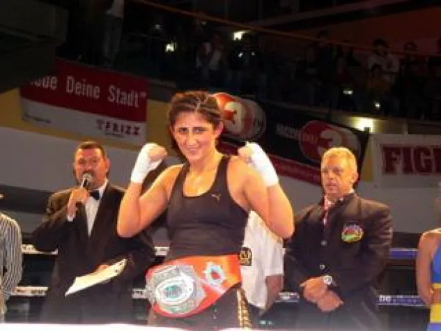 Bild: Über 1400 Boxfans feiern EM-Titel von Rola El Halabi im Blautal-Center