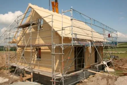 Bild: Bausatzhäuser: Die Anleitung durch einen Profi ist auch bei einem Blockhausbausatz wichtig