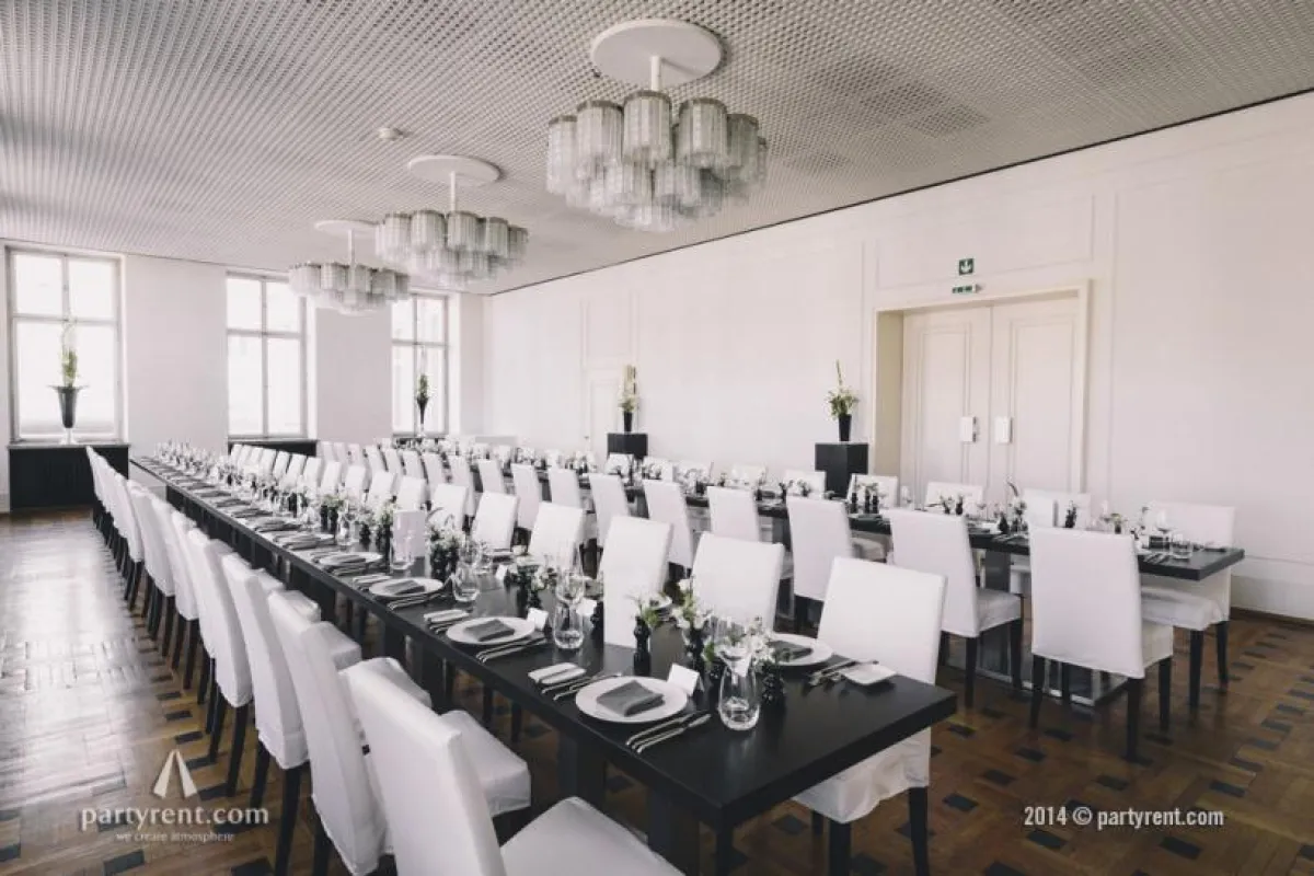 Ein schlichtes, aber mondänes Setting zur Hochzeit