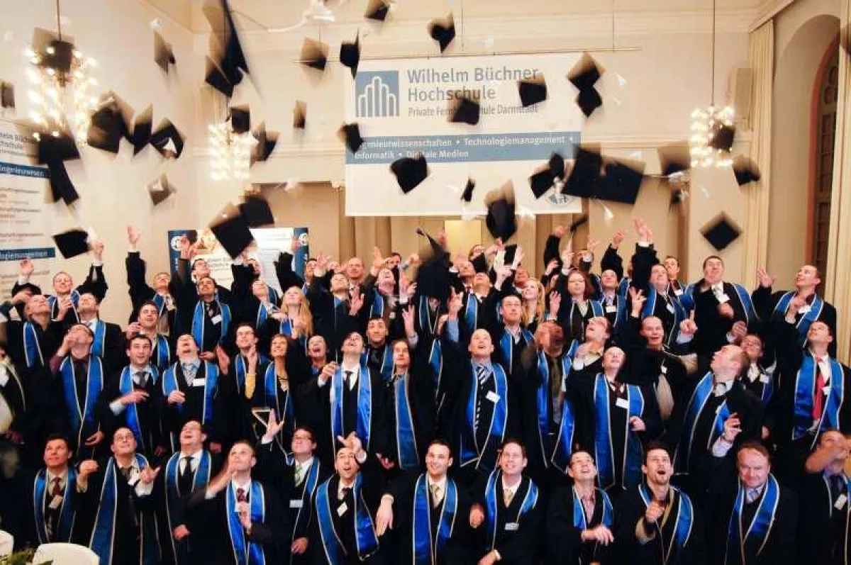 Sie haben es geschafft! Absolventen der Wilhelm Büchner Hochschule mit Talar und Barett.