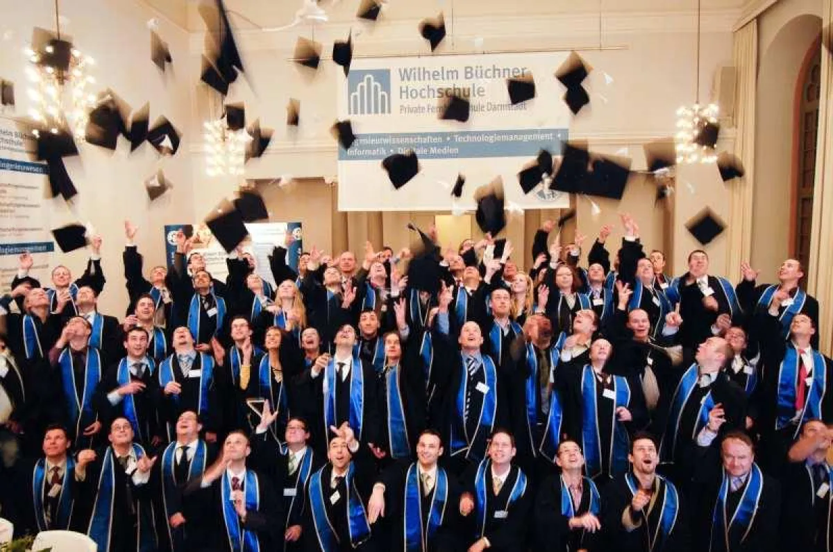 Sie haben es geschafft! Absolventen der Wilhelm Büchner Hochschule mit Talar und Barett.