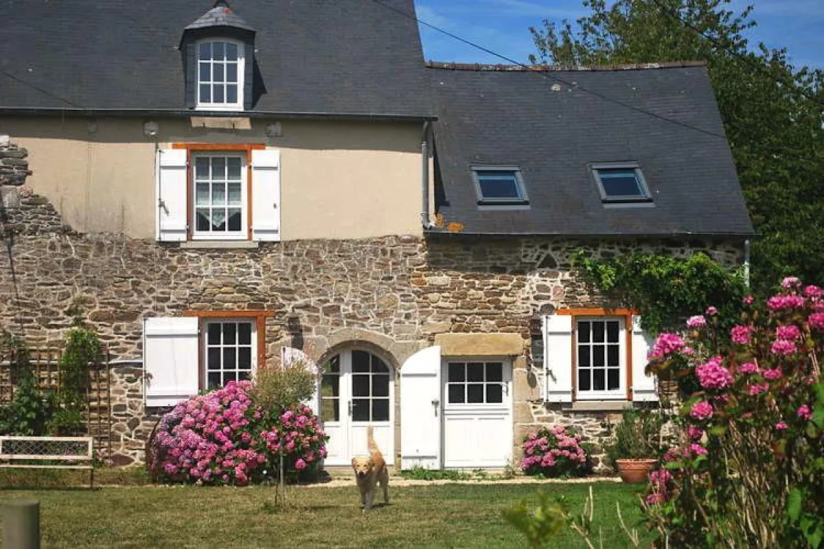 Im Ferienhaus in Frankreich fühlen sich Hund und Herrchen wohl.