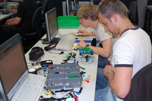 Bild: Ingenieurstudium zum Anfassen - Wilhelm Büchner Hochschule bietet zu Studienbeginn Laborpraktikum