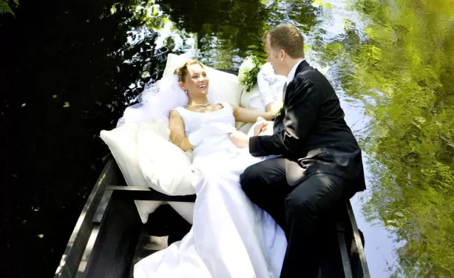 Bild: Von kleinen Lutkis, dem Hochzeitskahn, der Liebesbrücke und Brautpaaren unterm Apfelbaum