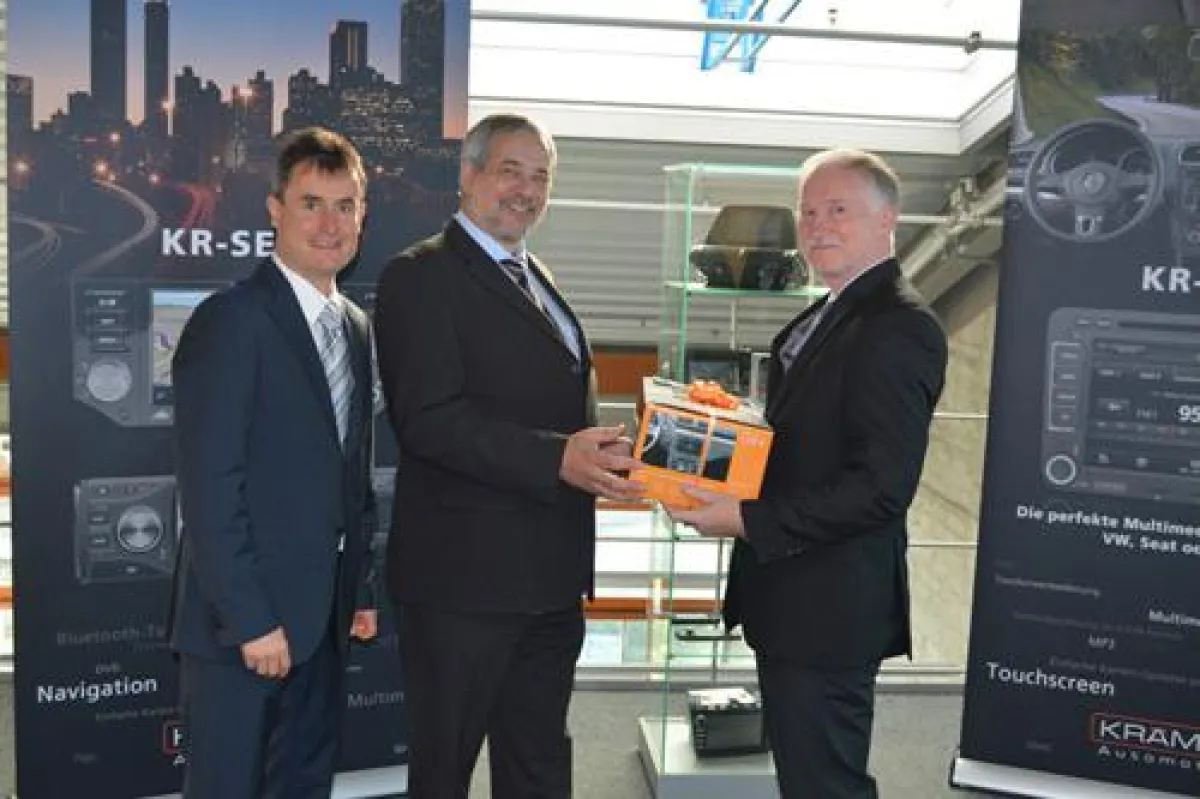 Erich Franke (Bildmitte) freut sich über das Krämer Automotive Radio-Navigationssystems