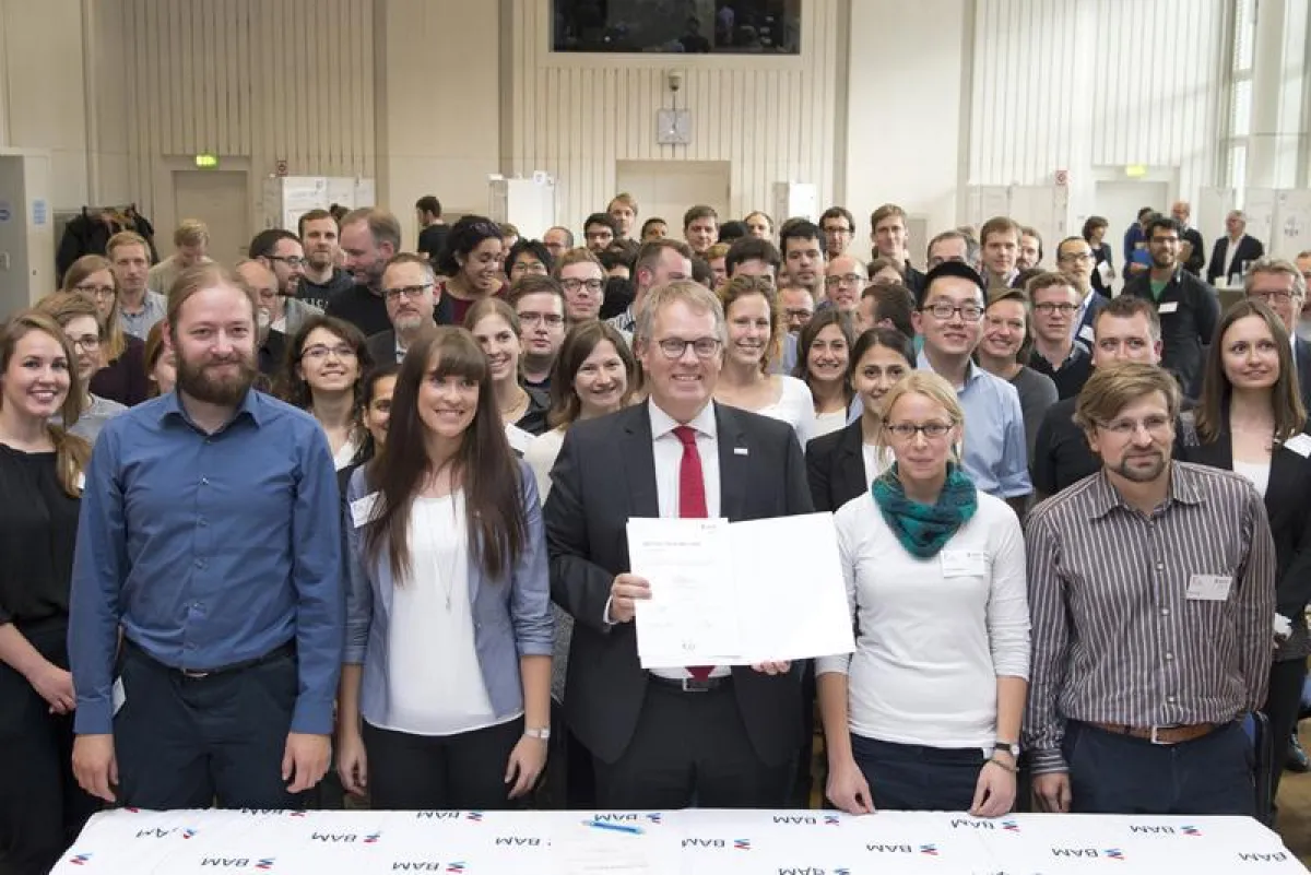 Die Initiatioren des Alumni-Netzwerkes bei der Unterzeichnung der Gründungsurkunde (v.l.n.r)): Marco Hampel, Claudia Kästner, BAM-Präsident Prof. Ulrich Panne, Lena Barnefske, Erik Thiel (BAM)