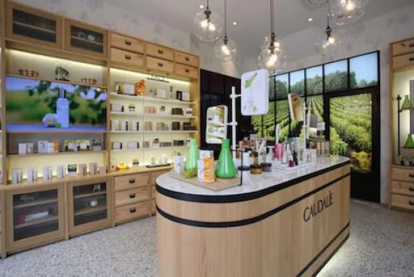 Bild: CAUDALIE LÄSST IHRE WEINREBEN IN DER DÜSSELDORFER ALTSTADT RANKEN