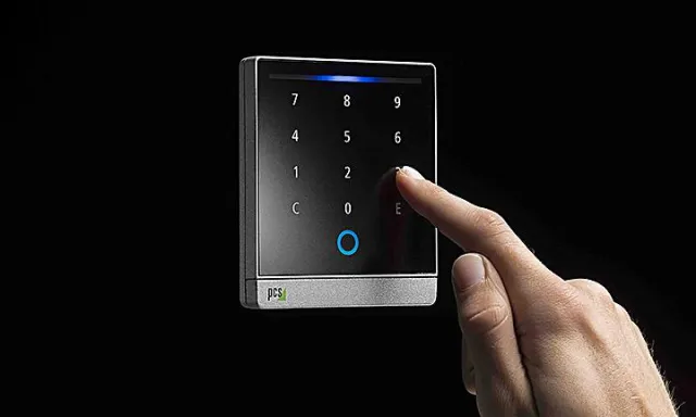 Bild: Neuer Zutrittsleser INTUS 700 für RFID-Zutrittskontrolle in Gebäuden und Betriebsarealen.