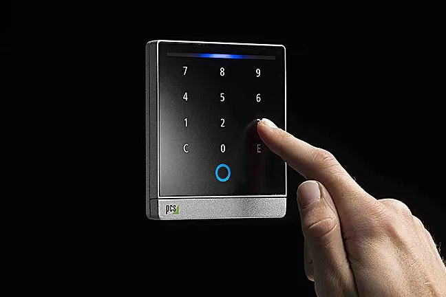 Bild: Neuer Zutrittsleser INTUS 700 für RFID-Zutrittskontrolle in Gebäuden und Betriebsarealen.