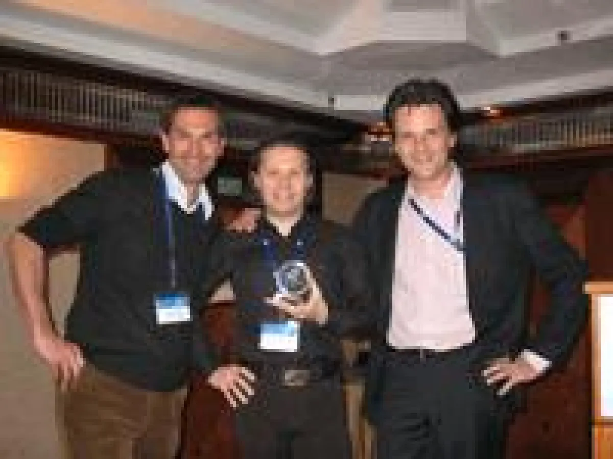 Joaquim dos Santos, Geschäftsführer SOS Software Service GmbH bekommt von Christian Staudinger, Business Development Manager Channel, Intel den Award für den schnellst wachsenden Intel Reseller überre