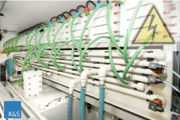 ELEKTROSICHERHEIT BEI GROSSBATTERIESYSTEMEN Bild: ELEKTROSICHERHEIT BEI GROSSBATTERIESYSTEMEN