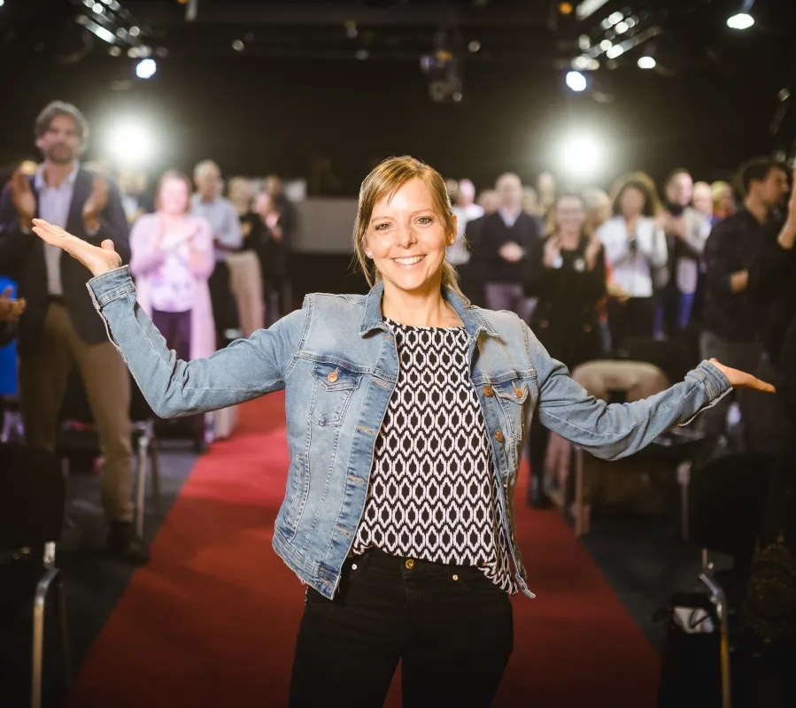 Lisa Bittner, Expertin für Persönlichkeitsentwicklung, eröffnet die Weltrekordnacht; (© Bild @dominik pfau )