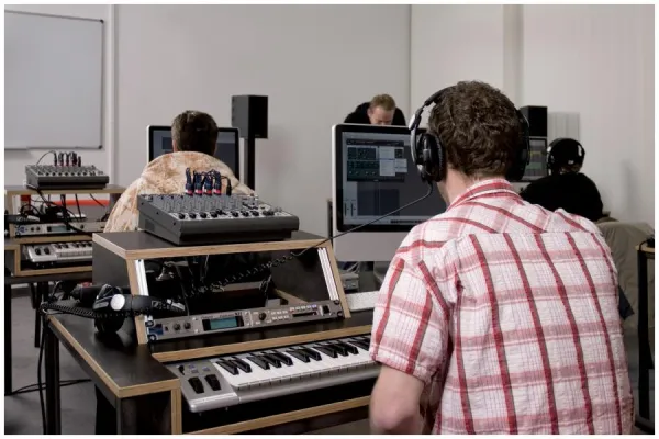 Bild: Semivirtuelle Ausbildungen jetzt auch im Bereich Musik & Medien
