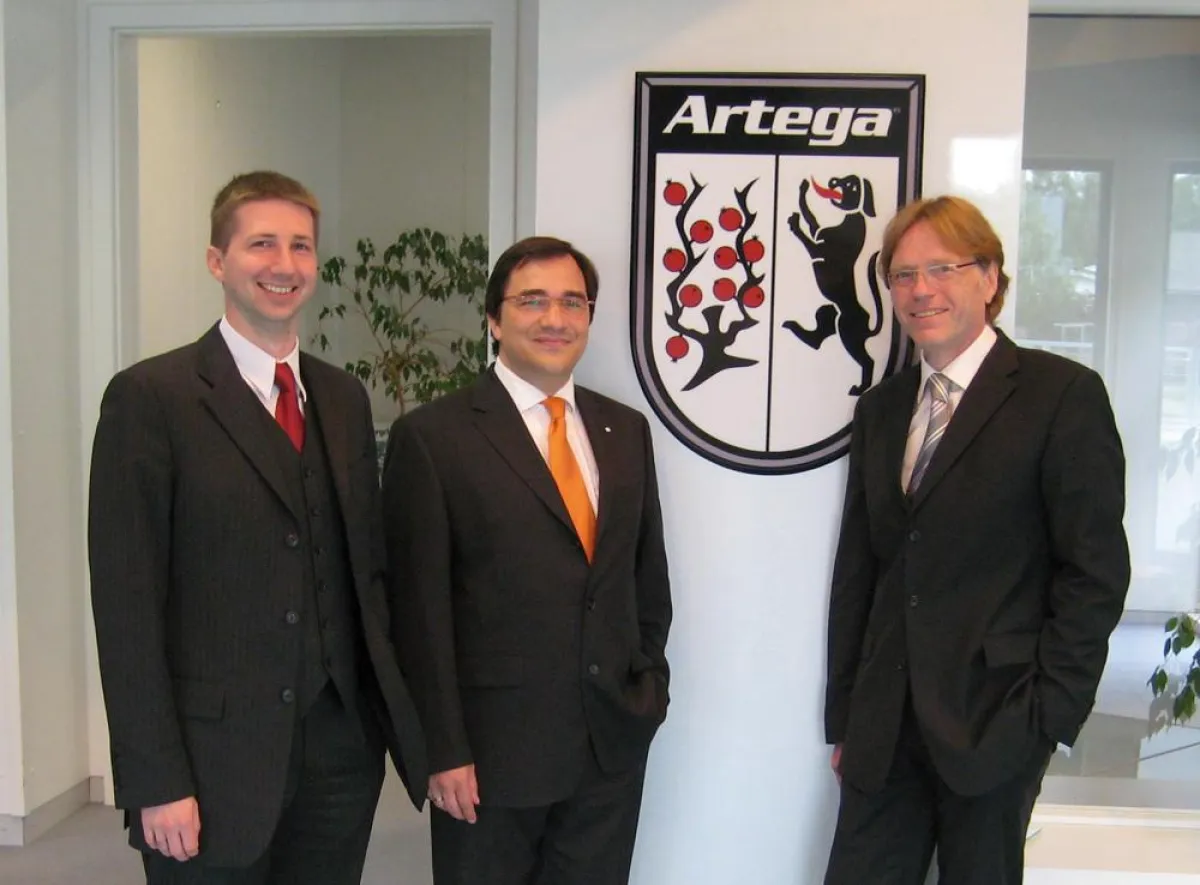 André Unger und Frank van Koten, Geschäftsführer der MEiM GmbH mit Klaus-Dieter Frers, Geschäftsführer der paragon AG und ostwestfälischer Automobilbauer des Artega.