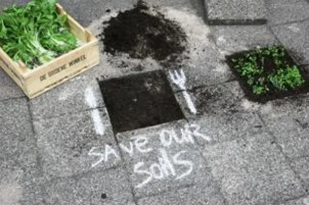 Bild: Guerilla-Pflanzaktion am Eiffelturm: Kampagne zur Rettung unserer Böden feiert einjähriges Bestehen