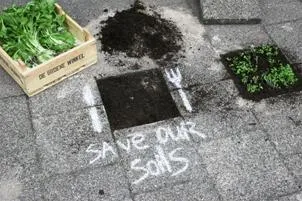 Guerilla-Pflanzaktion am Eiffelturm: Kampagne zur Rettung unserer Böden feiert einjähriges Bestehen Bild: Guerilla-Pflanzaktion am Eiffelturm: Kampagne zur Rettung unserer Böden feiert einjähriges Bestehen