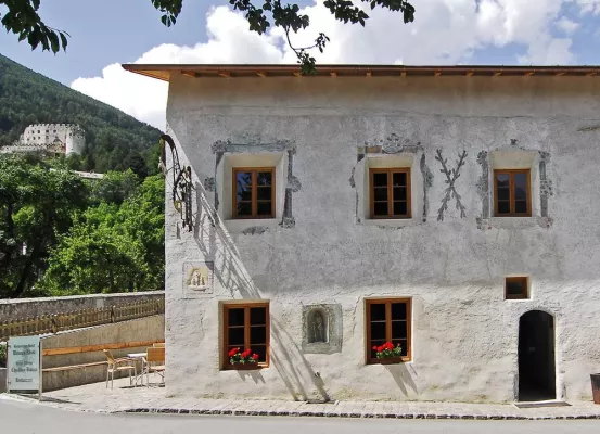 Bild: Ein Weisses Rössl mitten im Garten Eden - Historie, Wandern, Golf - Gaumenfreuden für Liebhaber alter Mauern