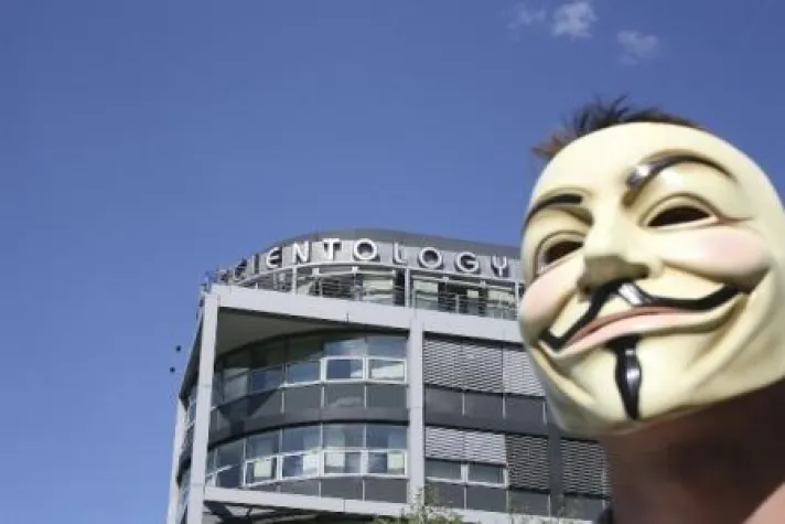 Bild: ANONYMOUS kämpft gegen Scientology-Aktivitäten vor Schulen