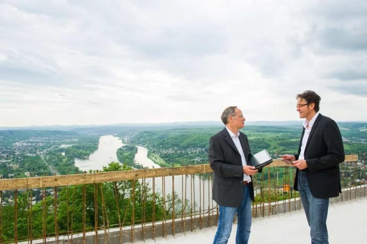Wilhelm Veenhuis und Michael Hocks - Gründer mit Weitblick auf der Baustelle Drachenfels