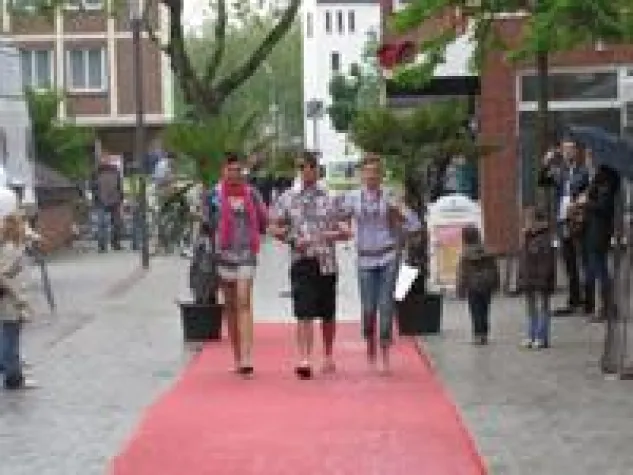 Bild: Models und Zuschauer trotzen dem Regen