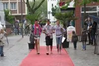 Bild: Models und Zuschauer trotzen dem Regen