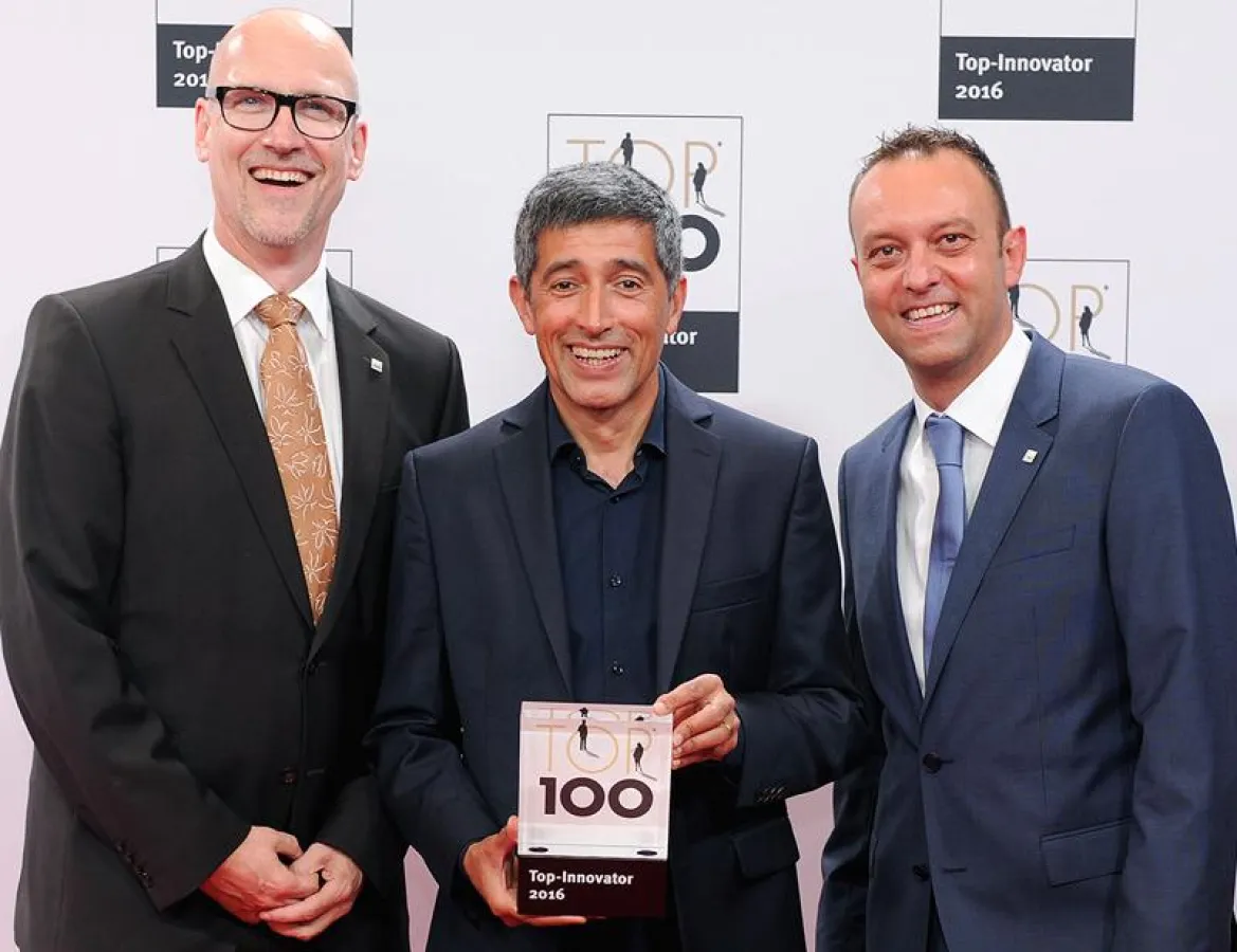 beDirect Geschäftsführer Roland Meyer (links) bei der Preisverleihung