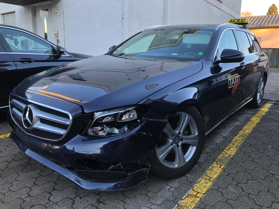 Foto des verunfallten Taxis