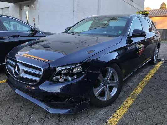 Bild: Vermeintlicher Raser kracht am Bahnhof Gaggenau in Taxi